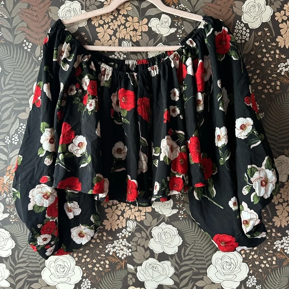 NWOT by the way. Shelia Off Shoulder Top in black floral size large - Picture 4 of 5